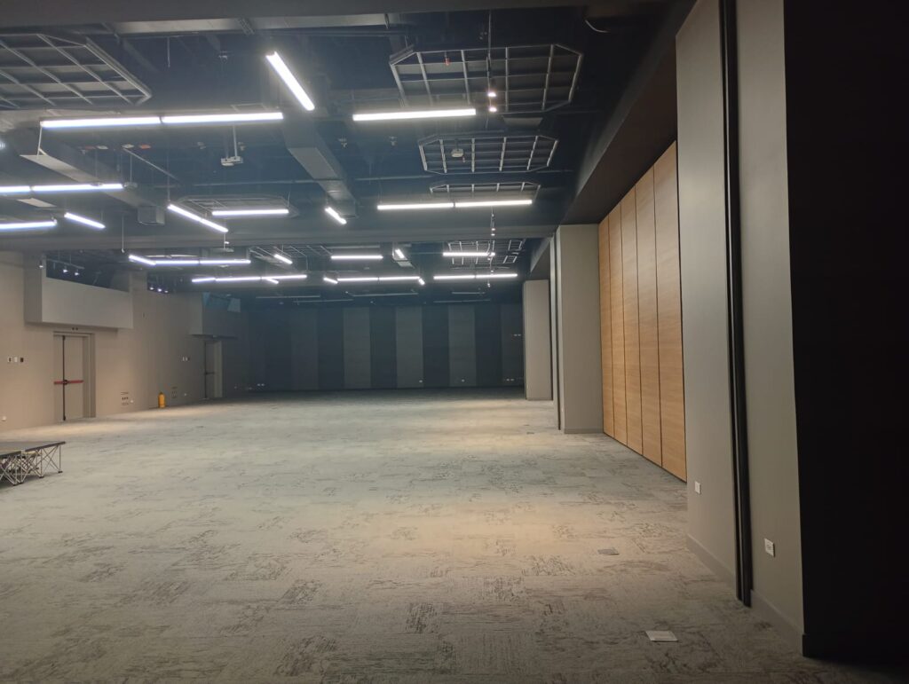 Auditorio en uso con tratamiento acústico que reduce reverberación