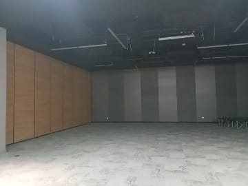 Auditorio moderno con tratamiento acústico en paneles verticales
