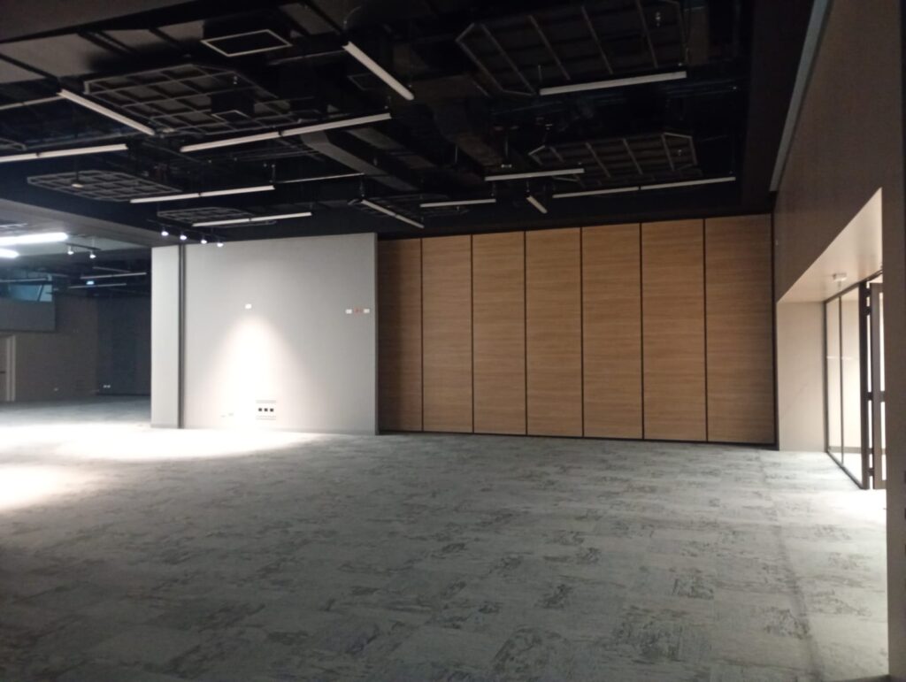auditorio con madera acustica
